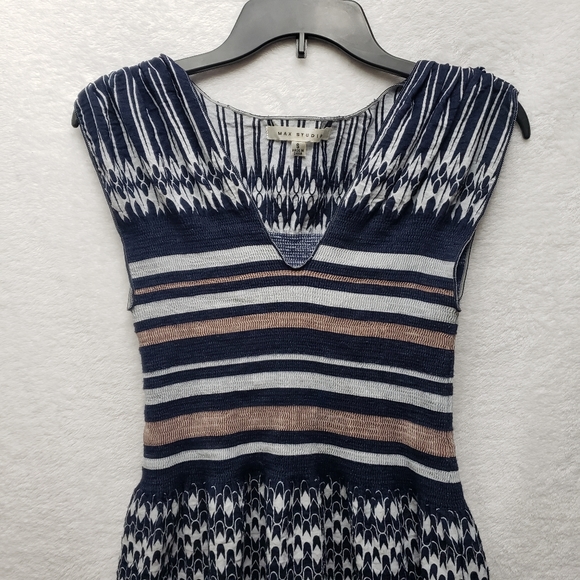 Max Studios V-Nneck Midi Dress - Picture 6 of 6